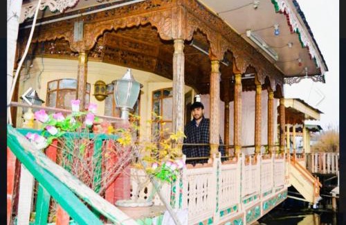 Dal Lake Hotel | New Minar Group of houseboats