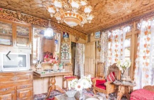 Dal Lake Hotel | New Minar Group of houseboats