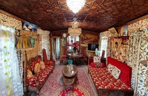 Dal Lake Hotel | New Minar Group of houseboats