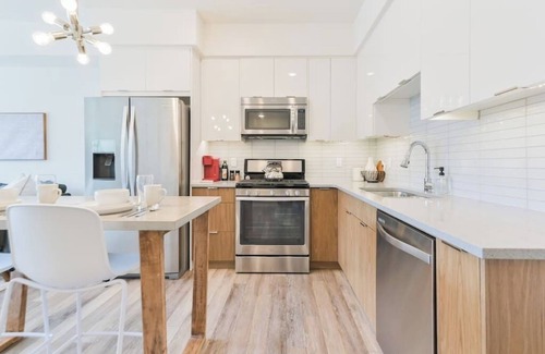 Beltline Apartment | NEW! Mins to Saddledome | UG Parking | AC