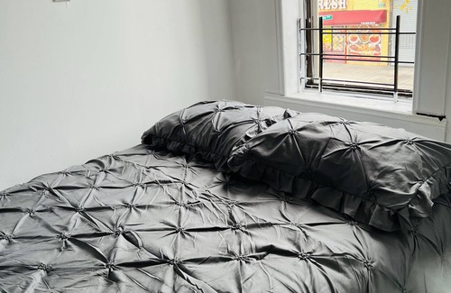 Queens House | New modern 4bed apt in trendy Queens near AirTrain