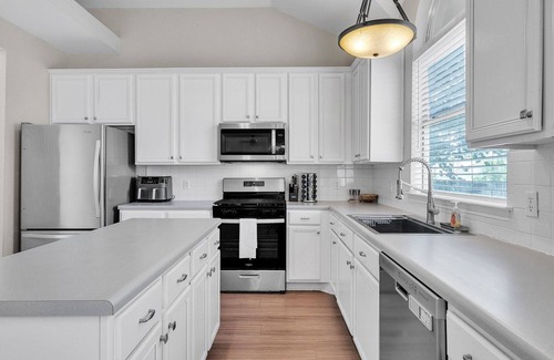 Manor House | NEW! Modern 4BR Gem Chic Comfort in Austin