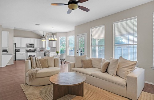 Manor House | NEW! Modern 4BR Gem Chic Comfort in Austin
