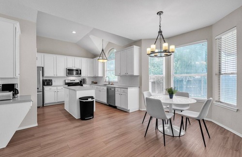 Manor House | NEW! Modern 4BR Gem Chic Comfort in Austin