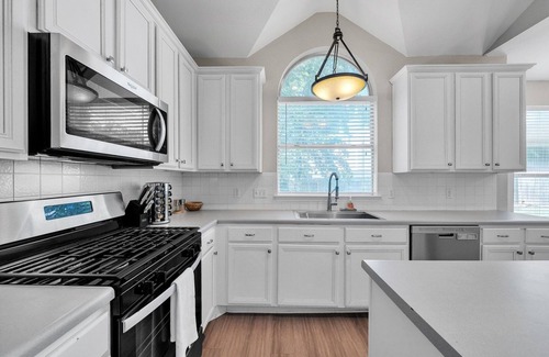 Manor House | NEW! Modern 4BR Gem Chic Comfort in Austin