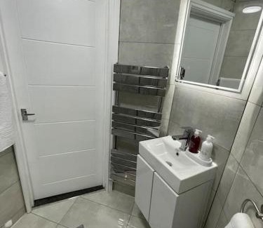 Adamsdown House | NEW Modern 5 Bedroom House - City Centre - Parking