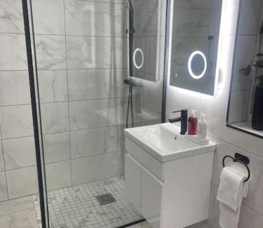 Adamsdown House | NEW Modern 5 Bedroom House - City Centre - Parking