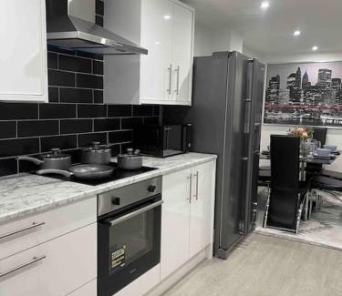 Adamsdown House | NEW Modern 5 Bedroom House - City Centre - Parking