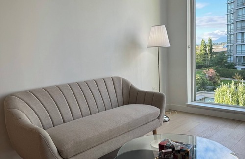 Golden Village Apartment | New Modern Condo w/Pool, Gym &free parking- Prime Richmond Location