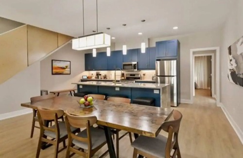 Home Park House | New Modern Home - 5 min walk to Georgia Tech, Sleep 14