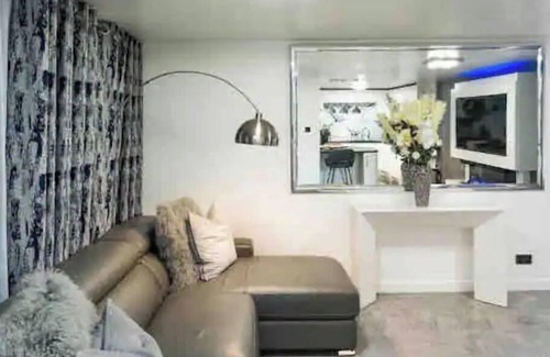 Soho Apartment | New Modern Hybrid 4 bedroom 7 Bed apartment
