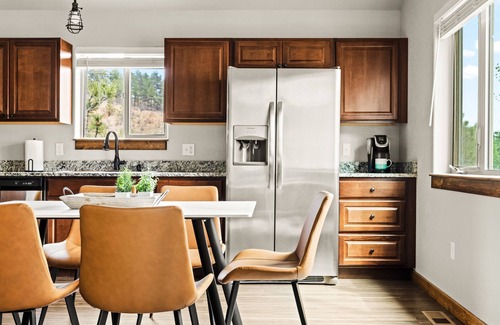 Bailey House | NEW Modern Mtn Chalet; hidden gem that is walkable to town!