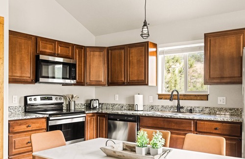 Bailey House | NEW Modern Mtn Chalet; hidden gem that is walkable to town!