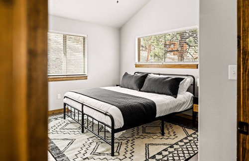 Bailey House | NEW Modern Mtn Chalet; hidden gem that is walkable to town!