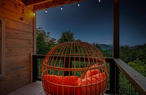 Wears Valley Cabin | NEW Modern. Mtn Views. Arcade. Hot Tub. Pool Table