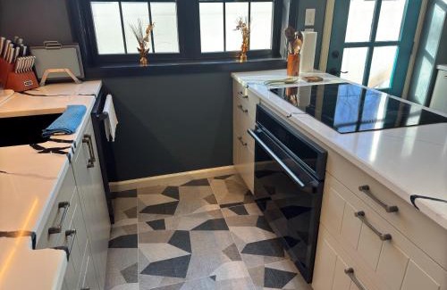 Historic Downtown Apartment | NEW Modern Private Entrance 2 BD Apt Minutes to NYC