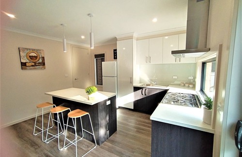 Glenroy House | New, Modern Property built in 2021 * Close to Town