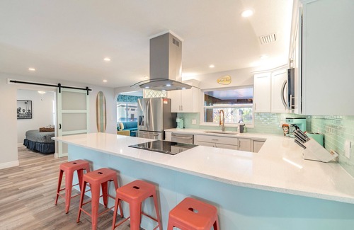 South Pinellas Community Council House | NEW! Modern & Super Stylish 3BR/3BA Pool Home-9 mins to Madeira Beach!