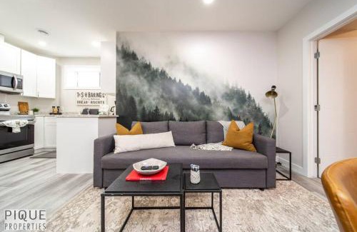 Old Strathcona Apartment | NEW, Mountain Chic Suite, Whyte Avenue, Netflix, WiFi, Sleeps 6