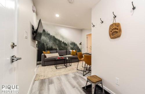 Old Strathcona Apartment | NEW, Mountain Chic Suite, Whyte Avenue, Netflix, WiFi, Sleeps 6