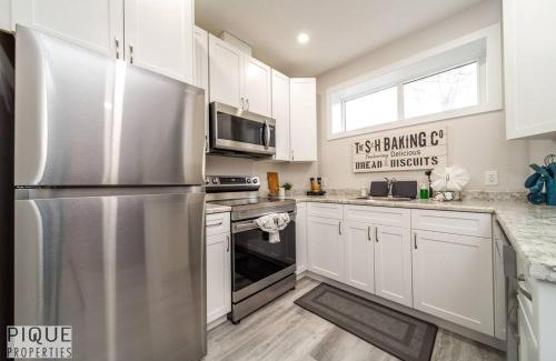 Old Strathcona Apartment | NEW, Mountain Chic Suite, Whyte Avenue, Netflix, WiFi, Sleeps 6