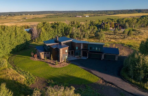Ashton Cabin | New! Mountain Luxury Lodge, 7 Suites, Private Lake, Family Gatherings/Weddings