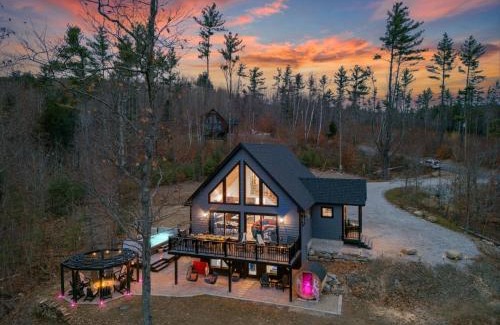 Bethel Ski Chalet | NEW Mtn View w/Swimspa-Firepit-Sauna-Games-DogsOK