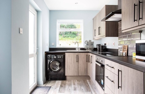 Belfast House | New North Belfast Home. Free Parking/10 mins from centre!