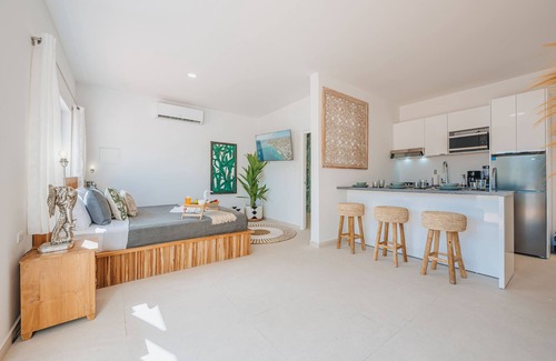 Savaneta House | NEW Oceanfront Villa with Pool - 5 King Suites by LUCHA