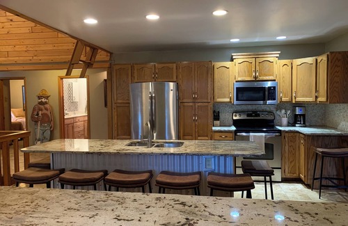 Gardiner House | NEW! On Bear Creek~ Treed Seclusion~ Serene~ 4 Living Rooms~ 4 Miles to Gardiner