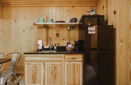 Amity Cabin | *New* Peaceful Studio Cabin @ Timber Lodge Ranch