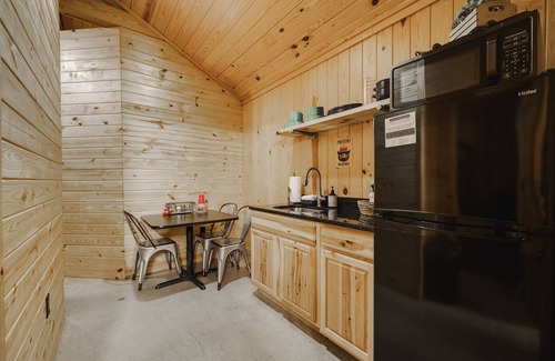 Amity Cabin | *New* Peaceful Studio Cabin @ Timber Lodge Ranch