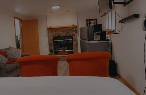 Forestview Apartment | NEW! Private Guest Suite 5 min from MDW Airport!