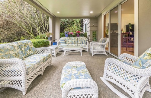 Bainbridge Island House | NEW! Private Garden Retreat with Gym & Golf Path Access