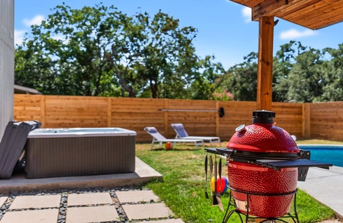 Springwoods House | New Remodeled 4BR - Pool+Jacuzzi+PoolTable+Karaoke Stage+Arcades near Domain