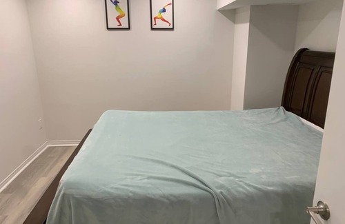 Richmond Hill House | New Renovated 1 bedroom apartment basement