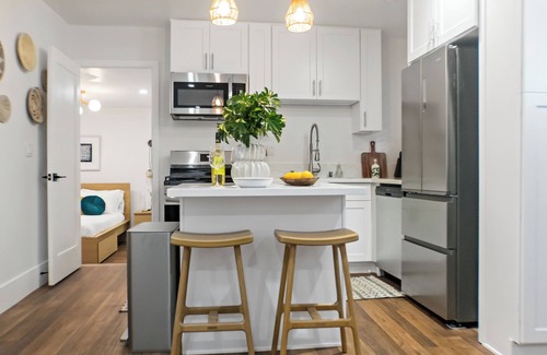 Willmore Apartment | New Renovated Gem: Mins to Beach & Convention Ctr
