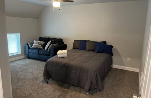 Elroy Apartment | New Renovated, Large One Bedroom