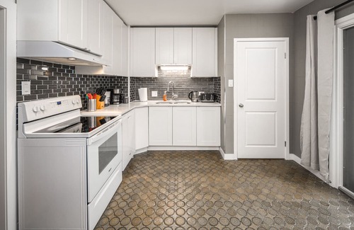 Calgary House | New renovated raised bungalow, 3 mins to downtown, 5brs, 3bas, A/CnFree parking