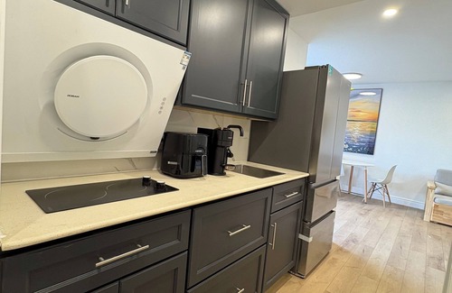 Cote-Des-Neiges—Notre-Dame-De-Grace Condo | New Renovated Studio with Queen Bed + Sofa Bed