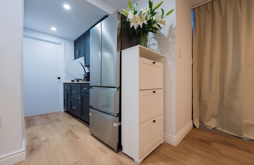 Cote-Des-Neiges—Notre-Dame-De-Grace Condo | New Renovated Studio with Queen Bed + Sofa Bed