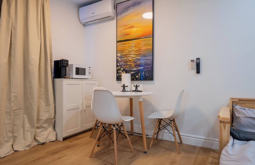 Cote-Des-Neiges—Notre-Dame-De-Grace Condo | New Renovated Studio with Queen Bed + Sofa Bed