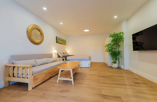 Cote-Des-Neiges—Notre-Dame-De-Grace Condo | New Renovated Studio with Queen Bed + Sofa Bed