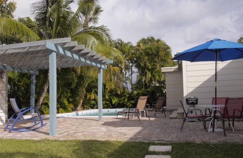 Lantana House | NEW ! Restored mid-century 'Old Florida' beach-house w/pool, wi/fi