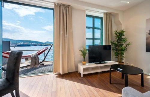 Sandviken Apartment | New! Sea front apt. with terrace above the sea!