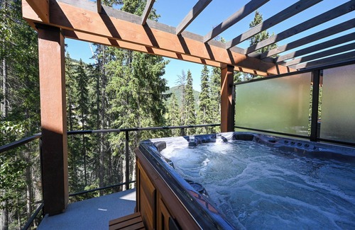 East Kootenay House | NEW Slope-side Townhouse at Panorama with hot tub and mountain views