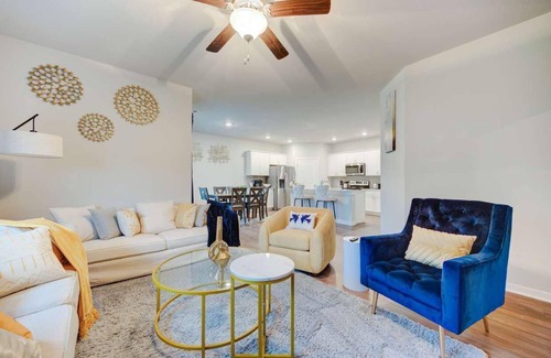 Ankeny House | New Spacious 4-bedroom house in charming Ankeny with WiFi, AC-Prime Location