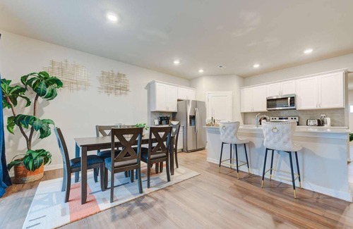 Ankeny House | New Spacious 4-bedroom house in charming Ankeny with WiFi, AC-Prime Location