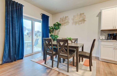 Ankeny House | New Spacious 4-bedroom house in charming Ankeny with WiFi, AC-Prime Location