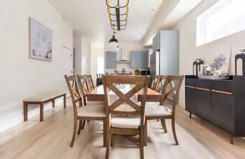 Indianapolis House | New spacious 5br/4ba near Butler & Broad Ripple